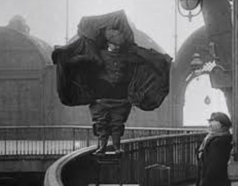 L'homme s'apprête à sauter du premier étage de la Tour Eiffel