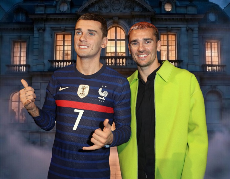 Antoine Griezmann pose aux côtés de sa statue de cire au Musée Grévin